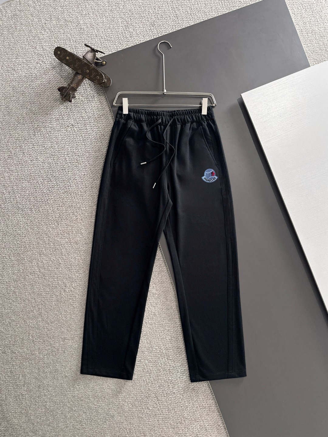 Envío al día siguiente P190 Moncler 2026 primavera-verano nuevos pantalones casuales con cintura elástica, tela persona…
