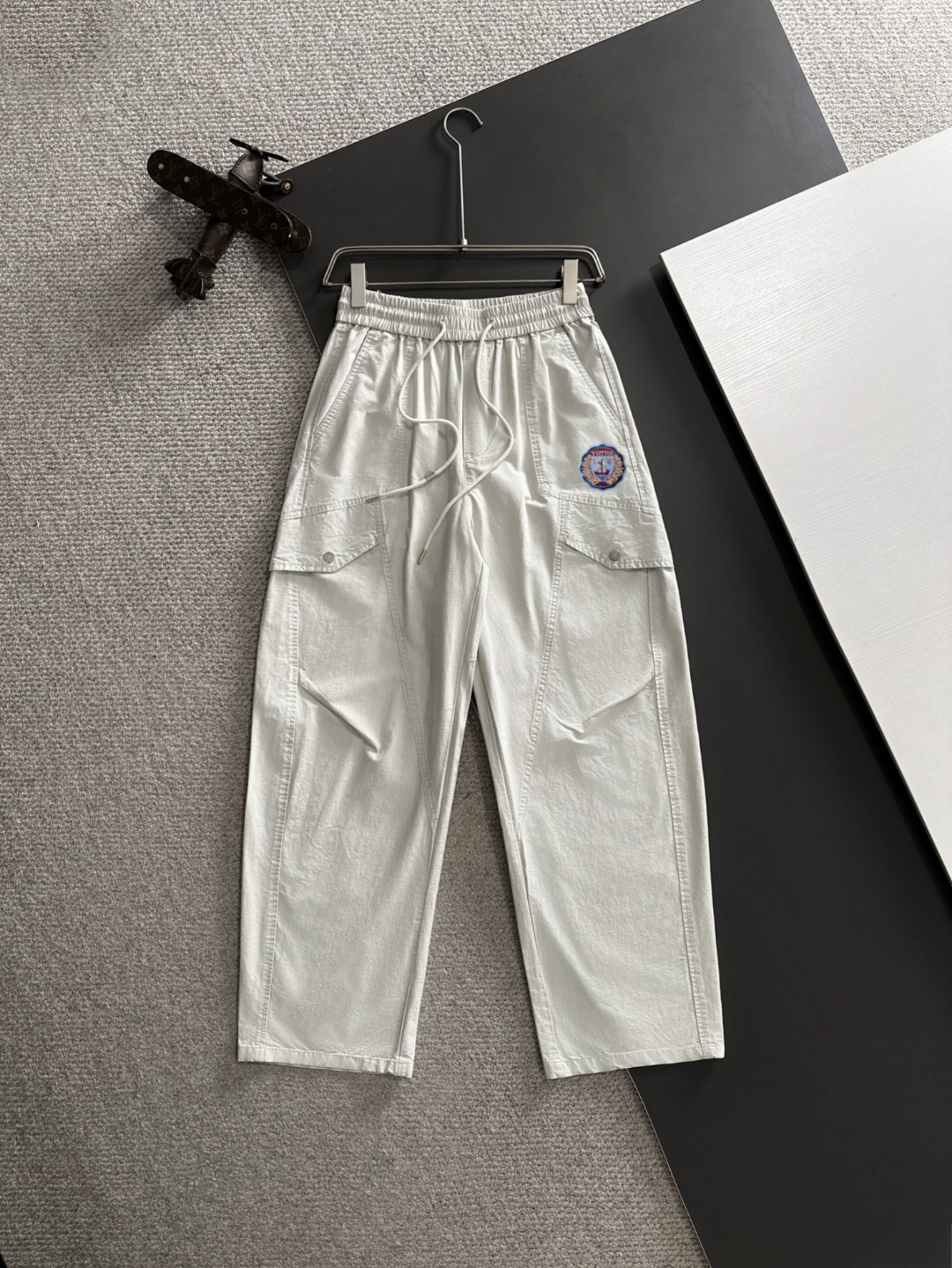 P180 LV pantalones casuales con cintura elástica, nueva primavera-verano 2026, tejido personalizado de tienda, alta tra…