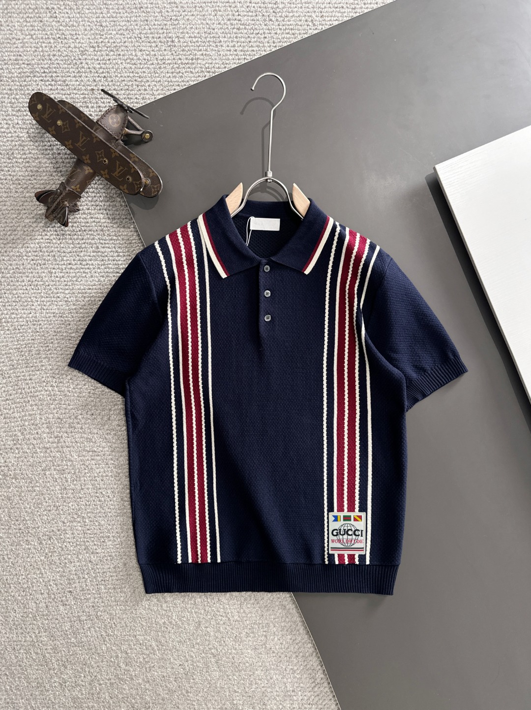 隔天出货 P160 高品质 Gucci 2026春季新款男款短袖T恤 精梳棉质纱线针织纺棉布面料制作，纯棉的高克重特殊纱，掂起来手感份量十足，上身也比普通T更加有质感，这种质地能应对天气自如，冷热皆宜！ 胸前的图案采用立体刺绣工艺，参照原…