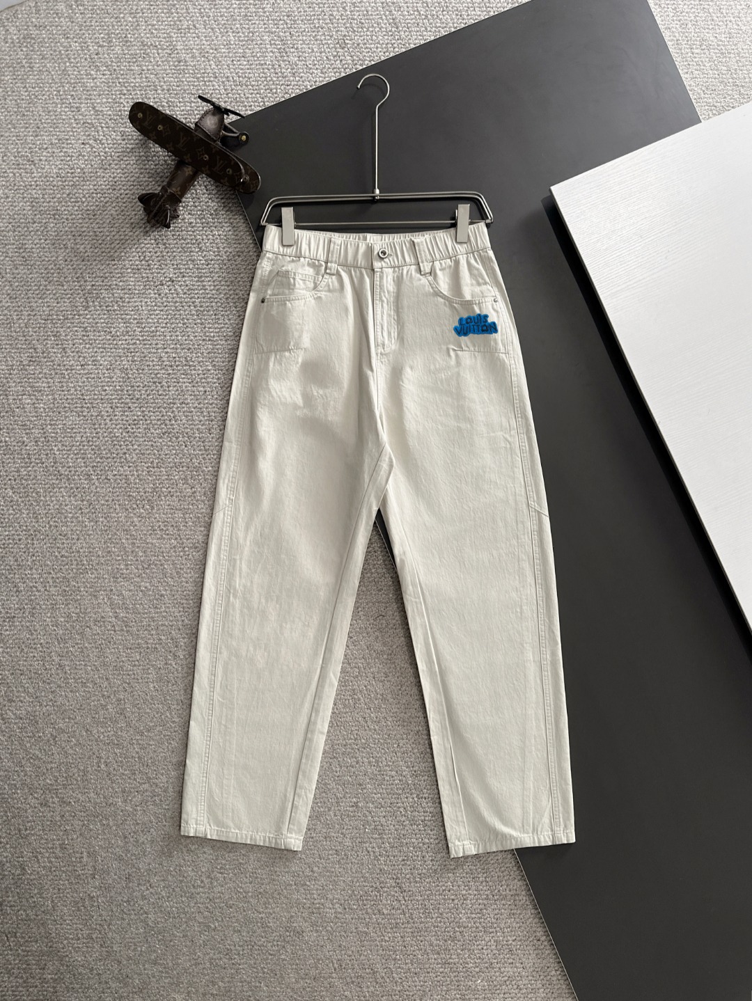 P180 LV 2026 nueva temporada de verano pantalones casuales con cintura elástica, tela personalizada de boutique, alta t…