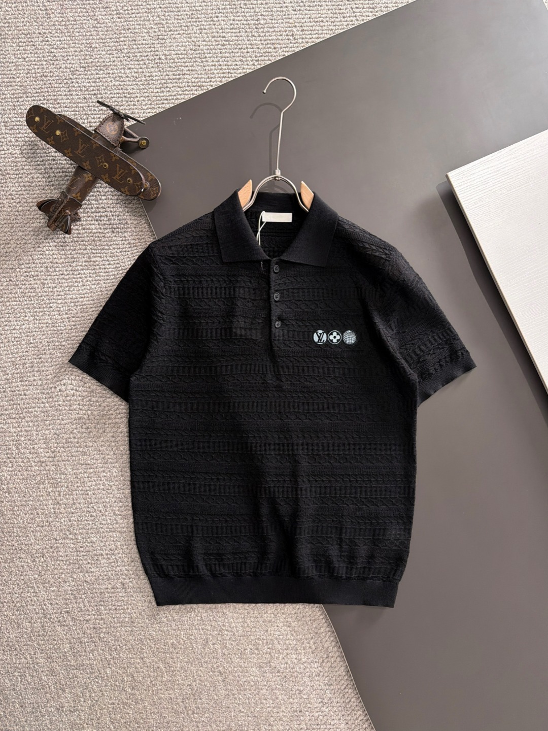 P150 alta calidad LV camiseta de manga corta para hombre de la nueva temporada de verano 2026. Hecha de tela de algodón…