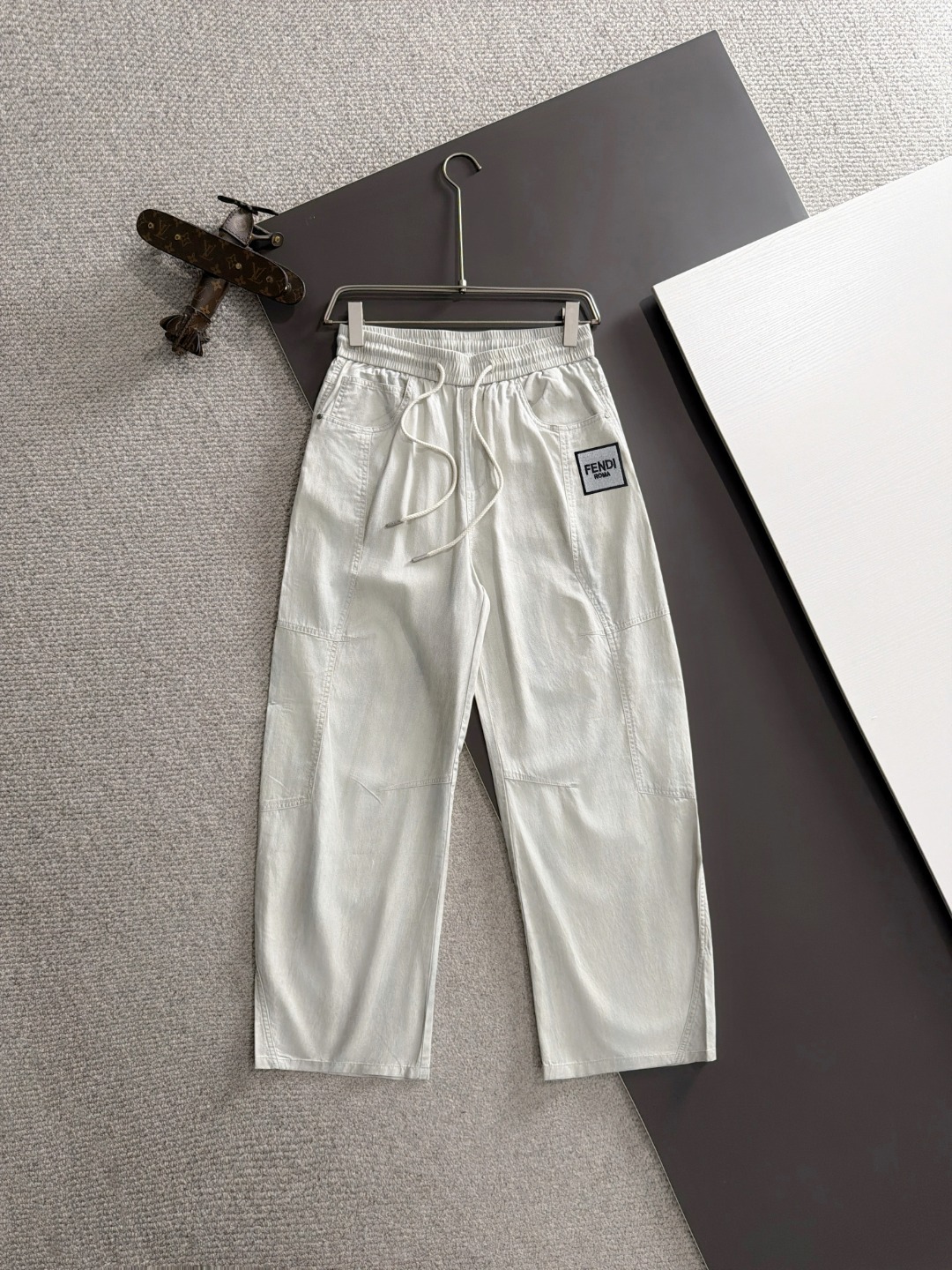 Envío al día siguiente P190 Fendi 2026 primavera/verano nueva temporada pantalones casuales con elástico, tela personal…