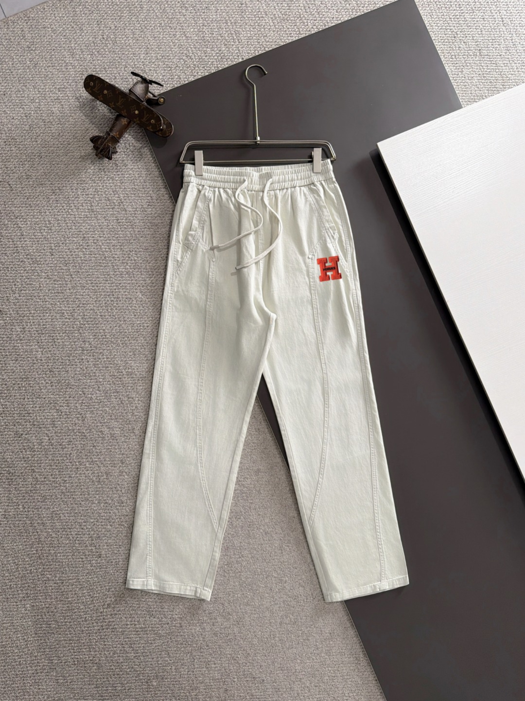 Envío al día siguiente P190 Hermès 2026 primavera/verano nuevo estilo pantalones casuales con cintura elástica, tela pe…