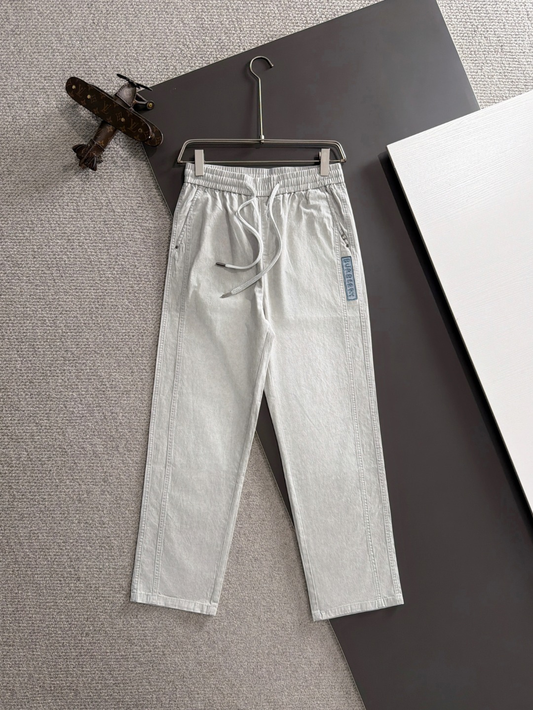 Envío al día siguiente P190 Burberry 2026 primavera y verano nuevos pantalones casuales con banda elástica, telas contr…