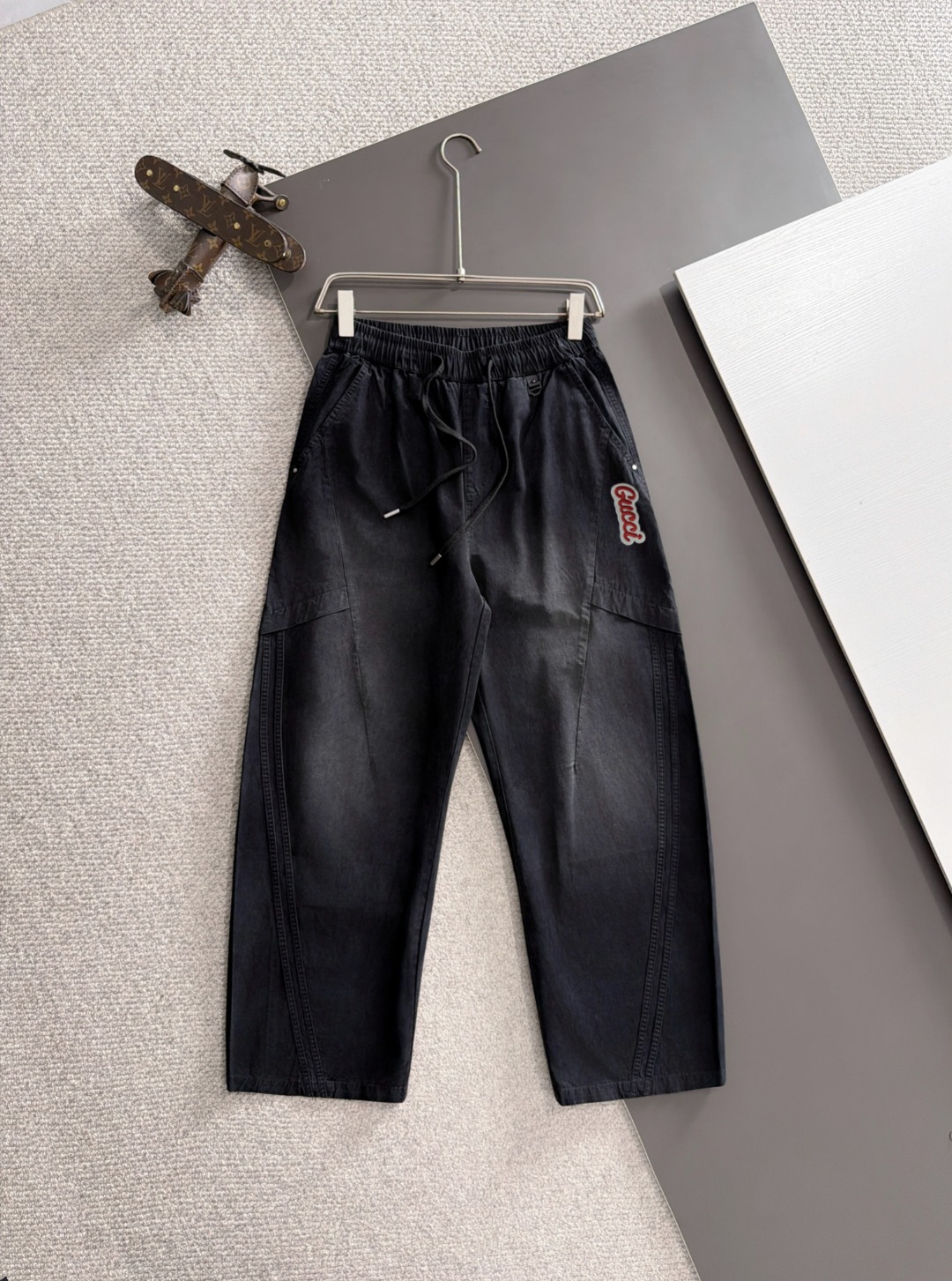 隔天出货 P190 Gucci 2026春夏新款松紧带休闲裤，专柜定制面料 透气舒适度高，细节无可挑剔，品牌元素设计理念，体现高品质。手感细腻柔软！呈现休闲裁剪，上身版型超赞！码数：S-3XL