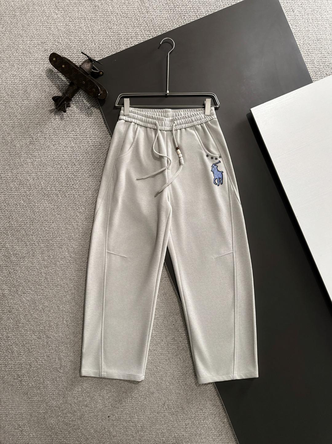 Envío al día siguiente P190 POLO 2026 primavera/verano nuevo estilo pantalones casuales con cintura elástica, tela pers…