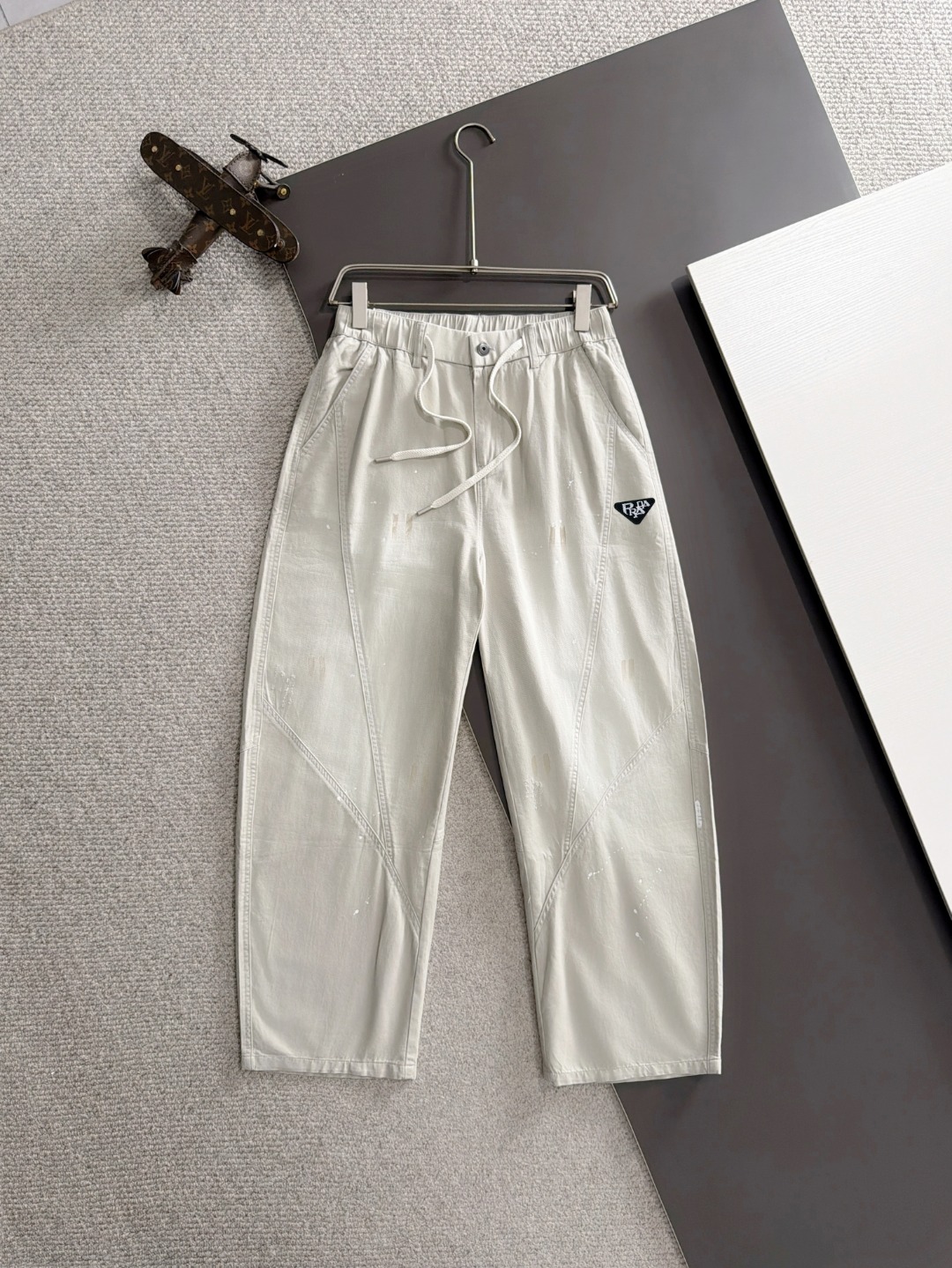 Envío al día siguiente P190 Prada 2026 primavera y verano nuevos pantalones casuales con banda elástica, telas contrape…