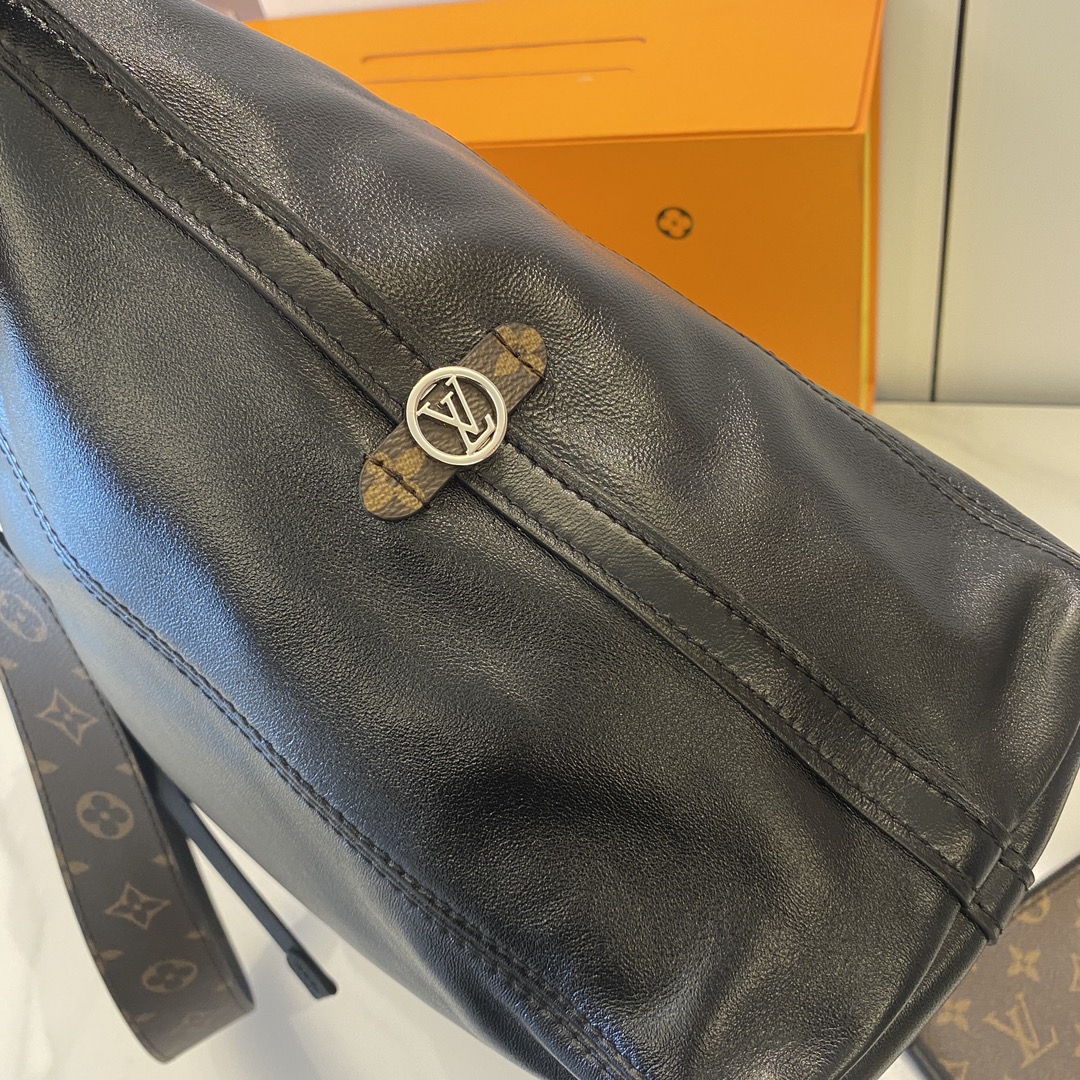 Louis Vuitton CarryAll Dark Medium Hobo Bag, M25143 - Luxurious Leather Handbag 8 i1724917700 8834 1