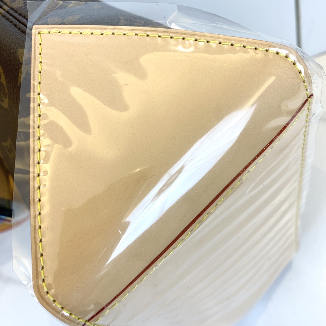 Louis Vuitton Piano Tote Bag Monogram Canvas, Leather Trim, and Gold Hardware 4 i1725773273 822 8