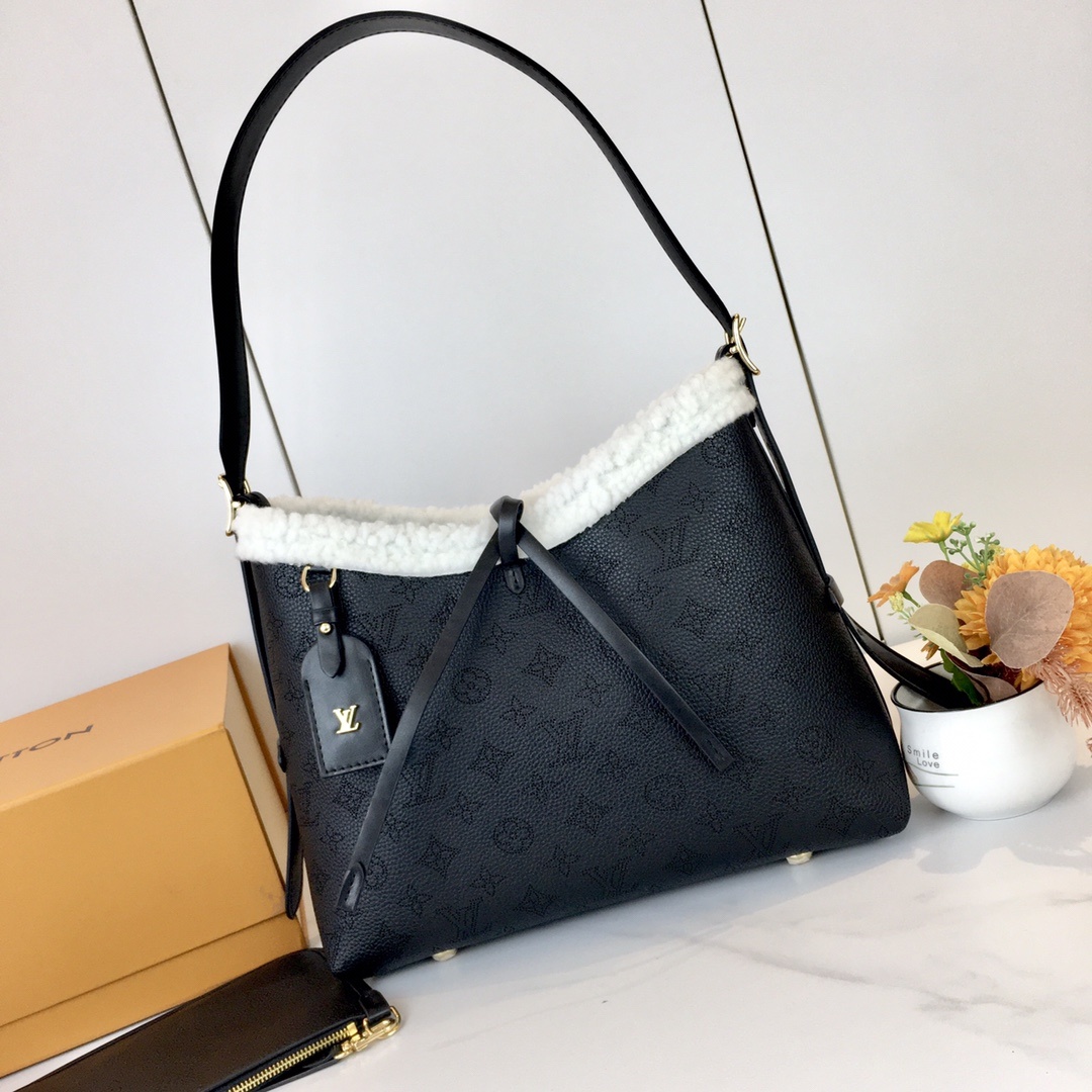 。 最新款M11843,M46203,中古 灵感源自档案馆的复古细节,尤其值得称道的莫过于可脱卸式拉链手