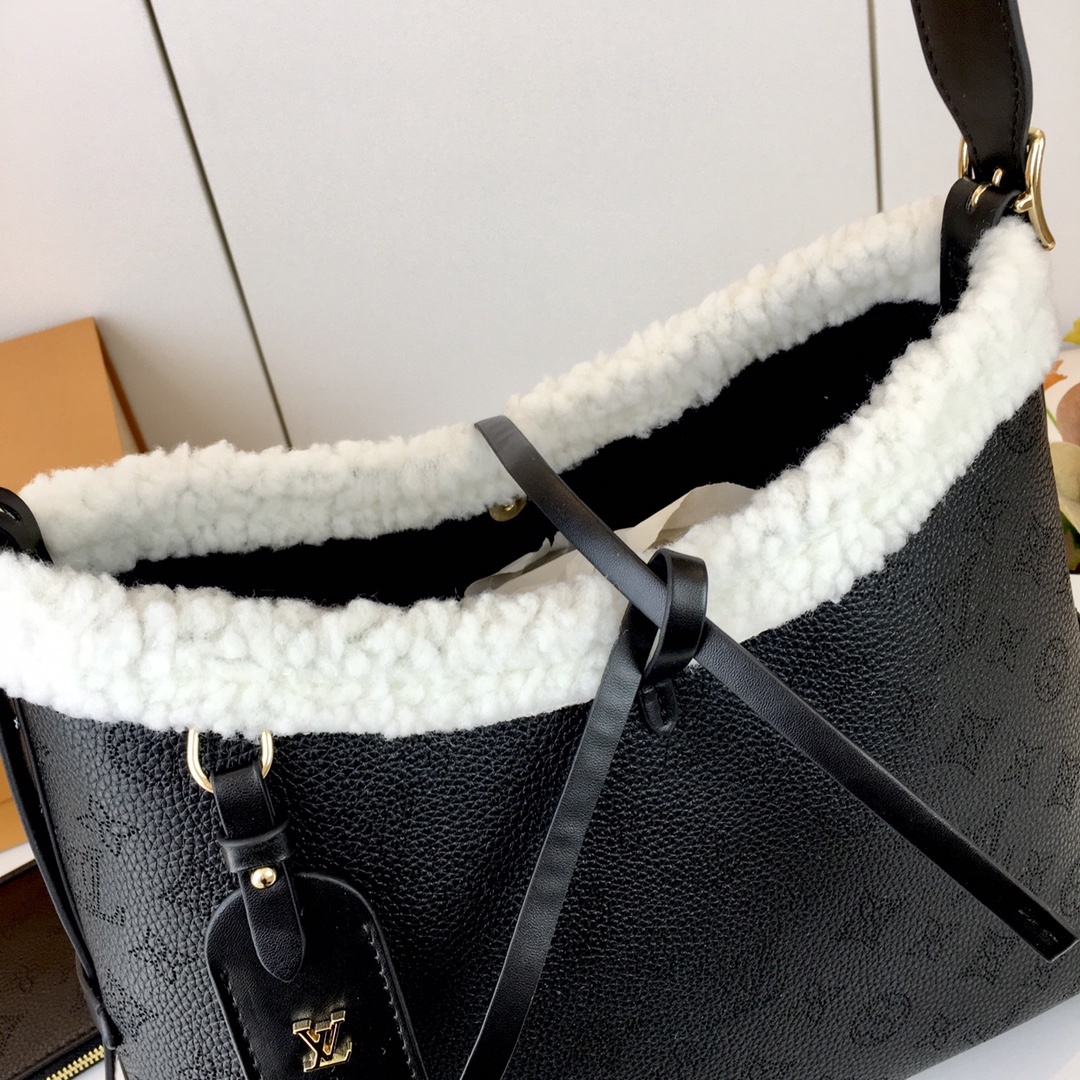 。 最新款M11843,M46203,中古 灵感源自档案馆的复古细节,尤其值得称道的莫过于可脱卸式拉链手