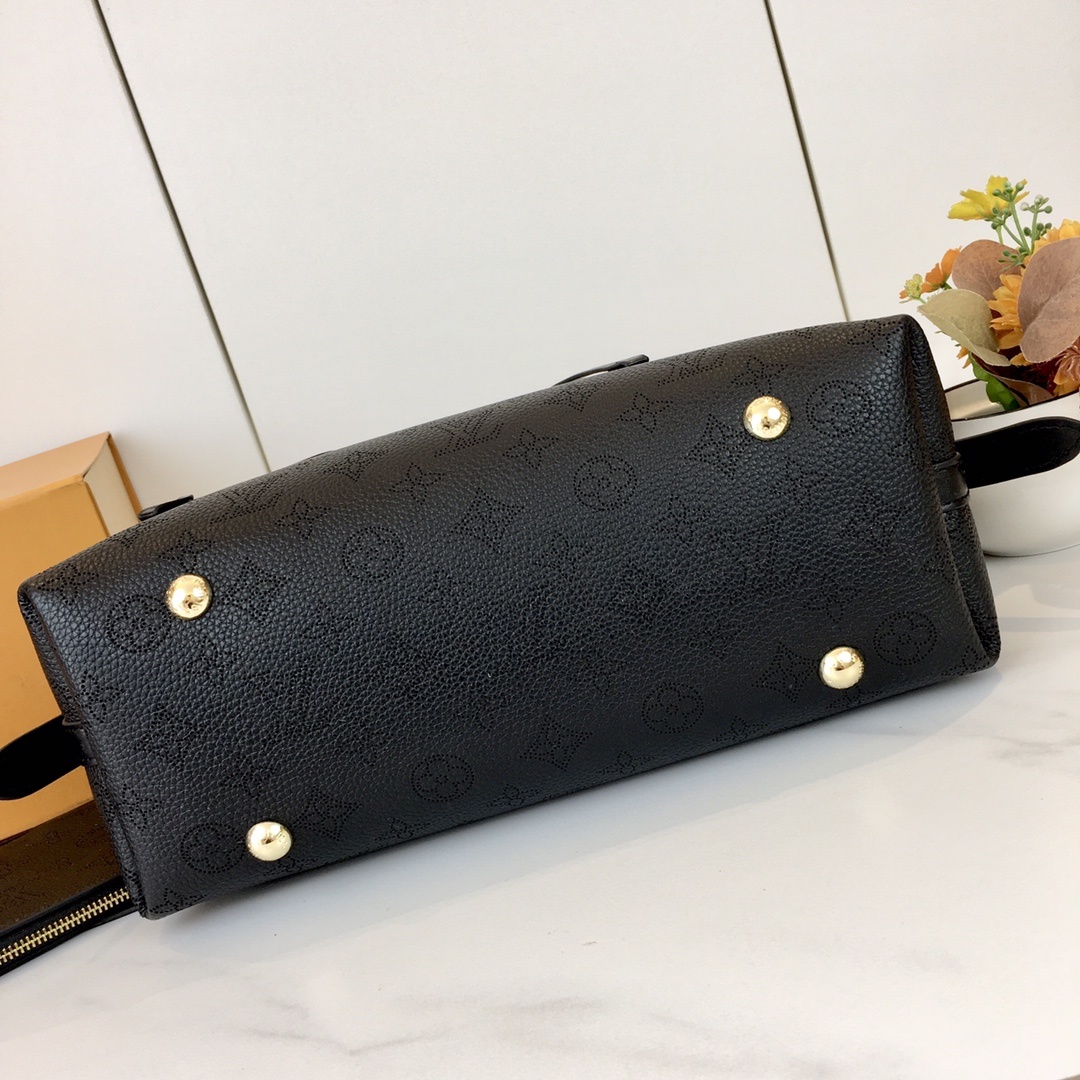 。 最新款M11843,M46203,中古 灵感源自档案馆的复古细节,尤其值得称道的莫过于可脱卸式拉链手