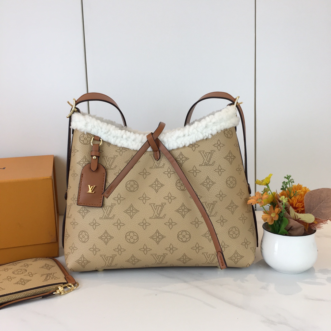 。最新款M11843,M46203，中古 灵感源自档案馆的复古细节，尤其值得称道的莫过于可脱卸式拉链手包