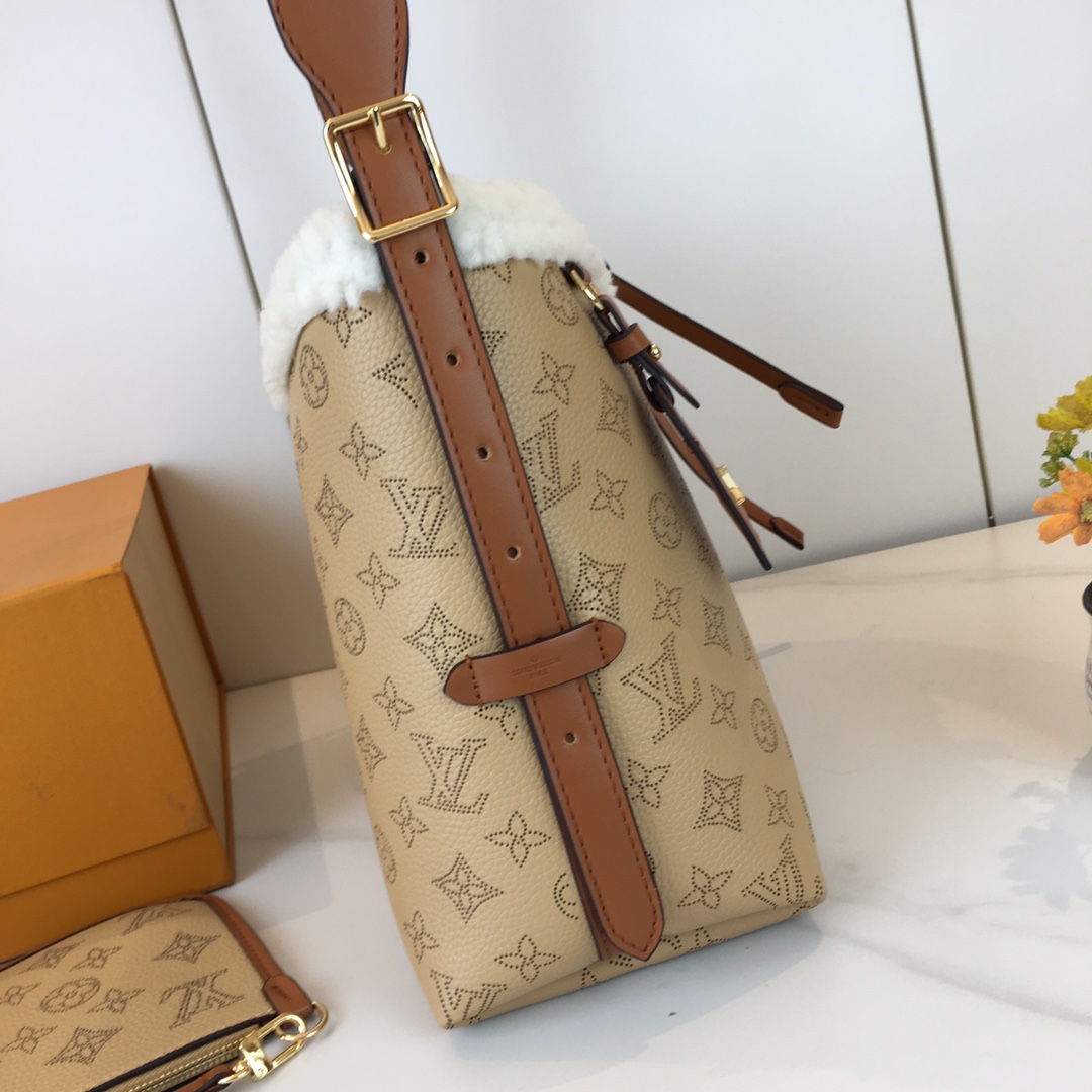 。最新款M11843,M46203，中古 灵感源自档案馆的复古细节，尤其值得称道的莫过于可脱卸式拉链手包