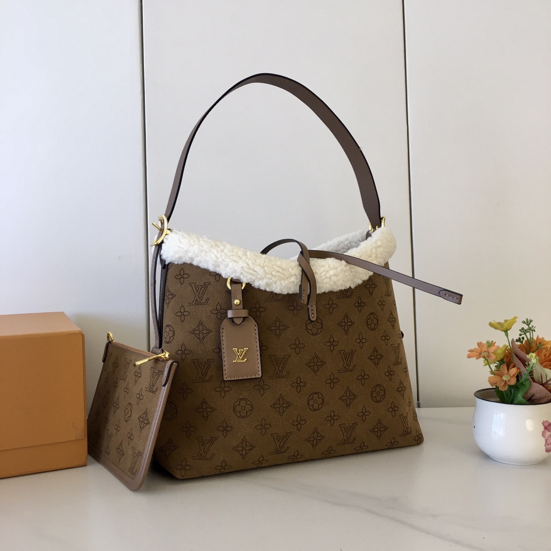 最新款M11843,M46203，中古 灵感源自档案馆的复古细节，尤其值得称道的莫过于可脱卸式拉链手包，它既可单独作为一