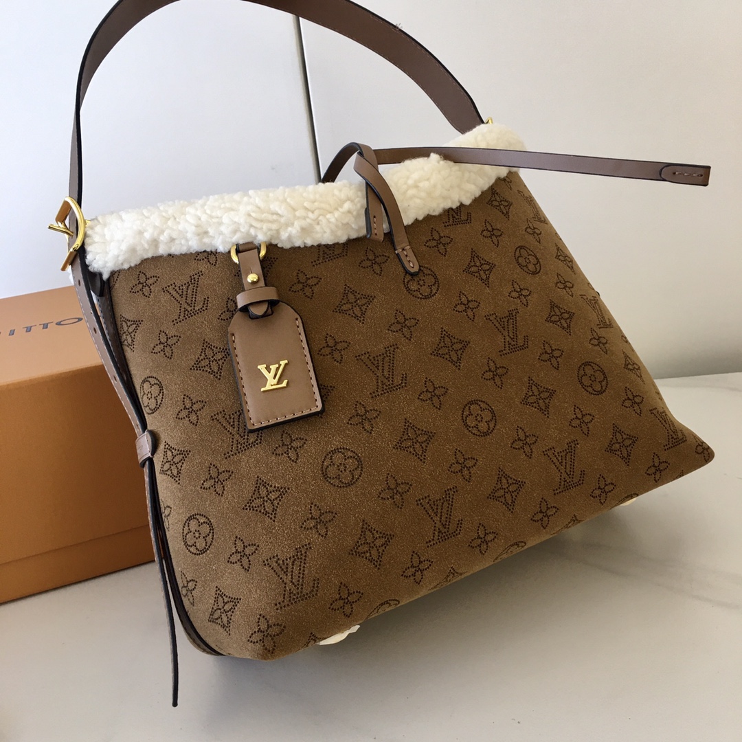最新款M11843,M46203，中古 灵感源自档案馆的复古细节，尤其值得称道的莫过于可脱卸式拉链手包，它既可单独作为一