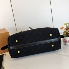 最新款M11843,M46203,中古 灵感源自档案馆的复古细节,尤其值得称道的莫过于可脱卸式拉链手包,它既可单独作为一 最新款M11843,M46203,中古 灵感源自档案馆的复古细节,尤其值得称道的莫过于可脱卸式拉链手包,它既可单独作为一
