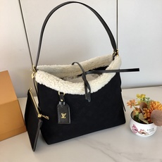 最新款M11843,M46203,中古 灵感源自档案馆的复古细节,尤其值得称道的莫过于可脱卸式拉链手包,它既可单独作为一 最新款M11843,M46203,中古 灵感源自档案馆的复古细节,尤其值得称道的莫过于可脱卸式拉链手包,它既可单独作为一