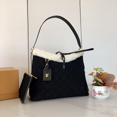最新款M11843,M46203,中古 灵感源自档案馆的复古细节,尤其值得称道的莫过于可脱卸式拉链手包,它既可单独作为一 最新款M11843,M46203,中古 灵感源自档案馆的复古细节,尤其值得称道的莫过于可脱卸式拉链手包,它既可单独作为一