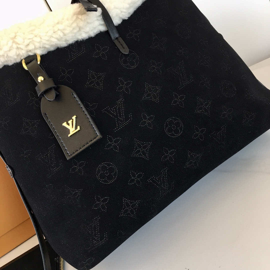 最新款M11843,M46203,中古 灵感源自档案馆的复古细节,尤其值得称道的莫过于可脱卸式拉链手包,它既可单独作为一 最新款M11843,M46203,中古 灵感源自档案馆的复古细节,尤其值得称道的莫过于可脱卸式拉链手包,它既可单独作为一