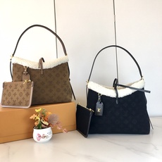 最新款M11843,M46203,中古 灵感源自档案馆的复古细节,尤其值得称道的莫过于可脱卸式拉链手包,它既可单独作为一 最新款M11843,M46203,中古 灵感源自档案馆的复古细节,尤其值得称道的莫过于可脱卸式拉链手包,它既可单独作为一