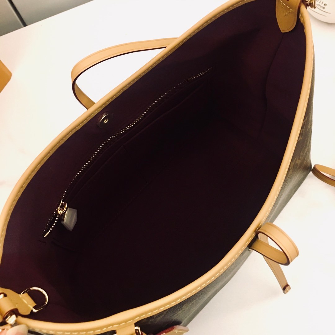 ,M46203 推出崭新 CarryAll 手袋,以 Monogram 帆布和皮革饰边塑造贴合身形的设计