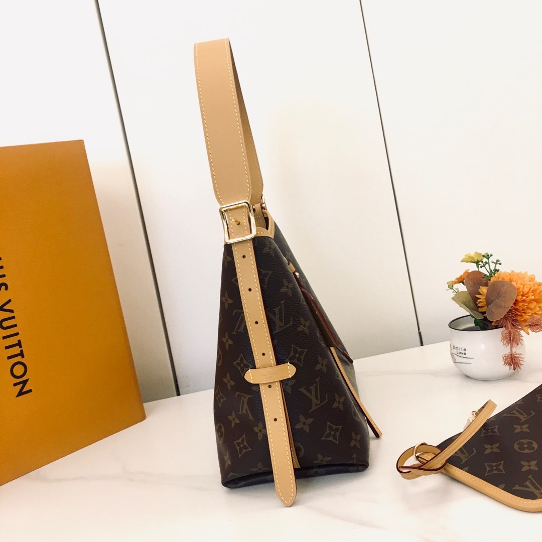 ,M46203 推出崭新 CarryAll 手袋,以 Monogram 帆布和皮革饰边塑造贴合身形的设计