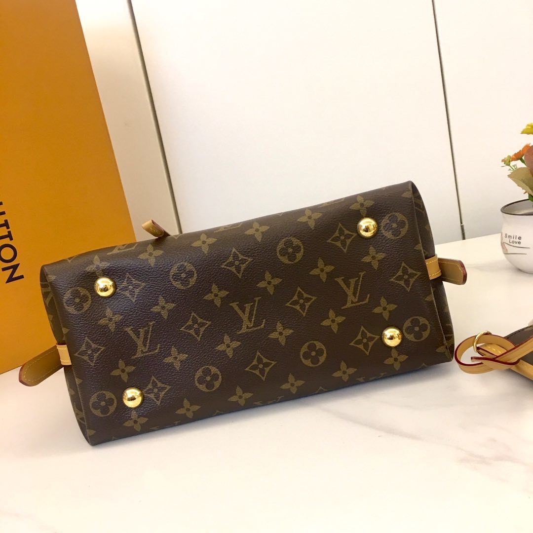,M46203 推出崭新 CarryAll 手袋,以 Monogram 帆布和皮革饰边塑造贴合身形的设计