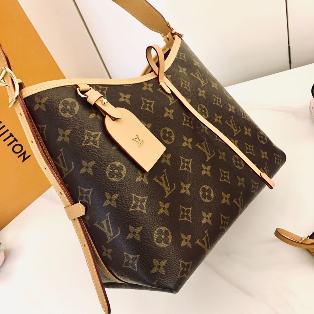 ,M46203 推出崭新 CarryAll 手袋,以 Monogram 帆布和皮革饰边塑造贴合身形的设计
