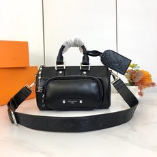 ,M13988,本款Keepall Bandoulière 25手袋为粒面皮革融入绒面细节和做旧效果金属件,以线绳拉链头 ,M13988,本款Keepall Bandoulière 25手袋为粒面皮革融入绒面细节和做旧效果金属件,以线绳拉链头