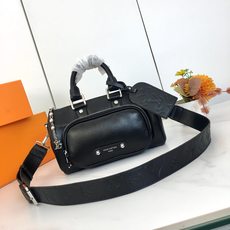,M13988,本款Keepall Bandoulière 25手袋为粒面皮革融入绒面细节和做旧效果金属件,以线绳拉链头 ,M13988,本款Keepall Bandoulière 25手袋为粒面皮革融入绒面细节和做旧效果金属件,以线绳拉链头