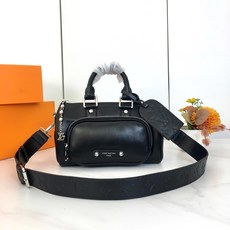 ,M13988,本款Keepall Bandoulière 25手袋为粒面皮革融入绒面细节和做旧效果金属件,以线绳拉链头 ,M13988,本款Keepall Bandoulière 25手袋为粒面皮革融入绒面细节和做旧效果金属件,以线绳拉链头