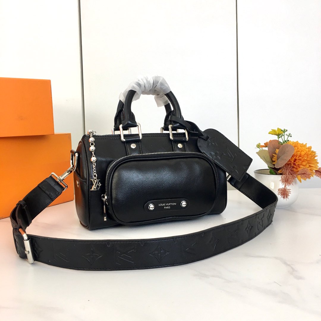 ,M13988,本款Keepall Bandoulière 25手袋为粒面皮革融入绒面细节和做旧效果金属件,以线绳拉链头 ,M13988,本款Keepall Bandoulière 25手袋为粒面皮革融入绒面细节和做旧效果金属件,以线绳拉链头