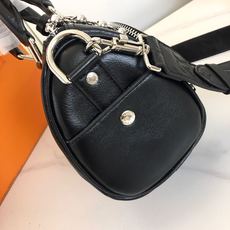 ,M13988,本款Keepall Bandoulière 25手袋为粒面皮革融入绒面细节和做旧效果金属件,以线绳拉链头 ,M13988,本款Keepall Bandoulière 25手袋为粒面皮革融入绒面细节和做旧效果金属件,以线绳拉链头