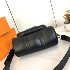 ,M13988,本款Keepall Bandoulière 25手袋为粒面皮革融入绒面细节和做旧效果金属件,以线绳拉链头 ,M13988,本款Keepall Bandoulière 25手袋为粒面皮革融入绒面细节和做旧效果金属件,以线绳拉链头