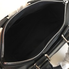 ,M13988,本款Keepall Bandoulière 25手袋为粒面皮革融入绒面细节和做旧效果金属件,以线绳拉链头 ,M13988,本款Keepall Bandoulière 25手袋为粒面皮革融入绒面细节和做旧效果金属件,以线绳拉链头
