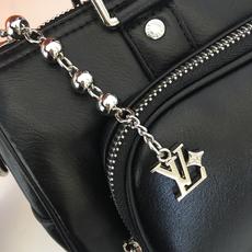 ,M13988,本款Keepall Bandoulière 25手袋为粒面皮革融入绒面细节和做旧效果金属件,以线绳拉链头 ,M13988,本款Keepall Bandoulière 25手袋为粒面皮革融入绒面细节和做旧效果金属件,以线绳拉链头
