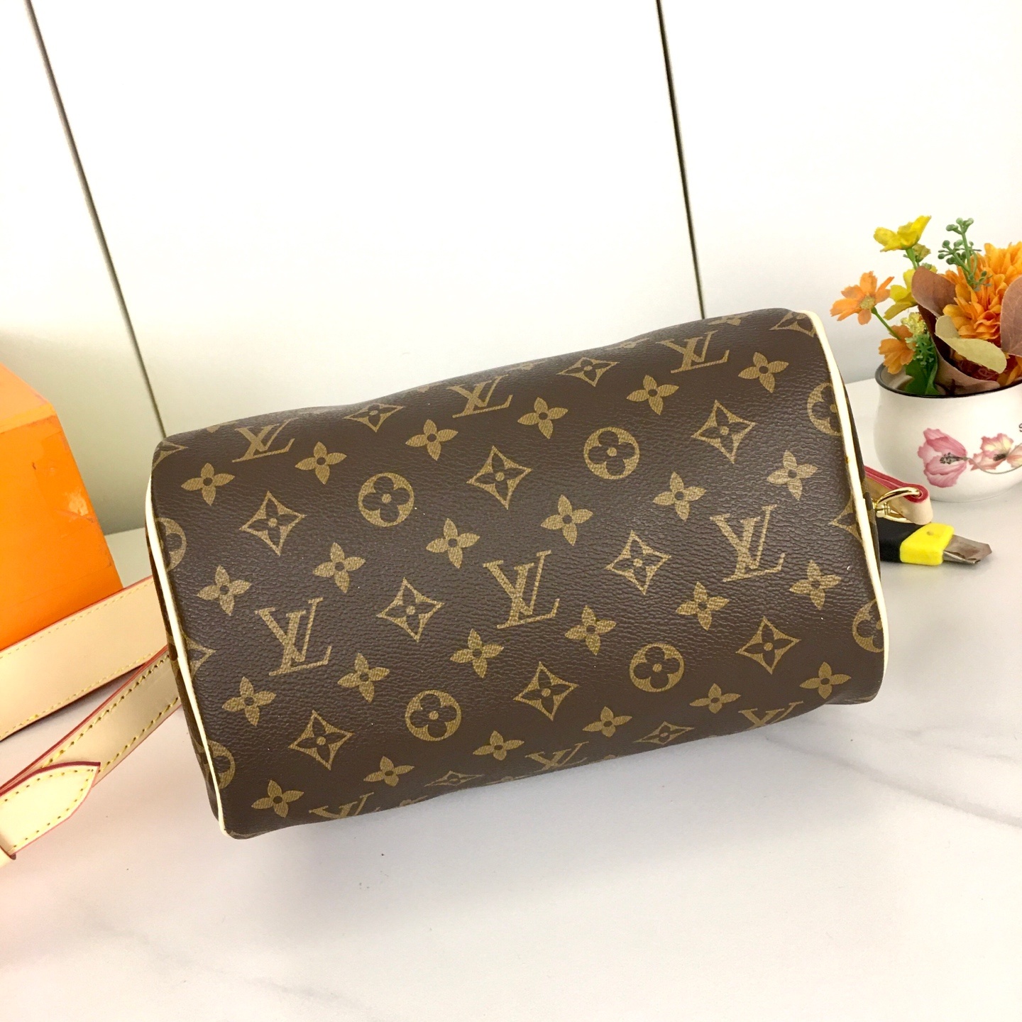,配大肩带,顶级原版,M40391,SPeedy 25手袋 是款一完美的都市手袋。 标志性造的型与经典的