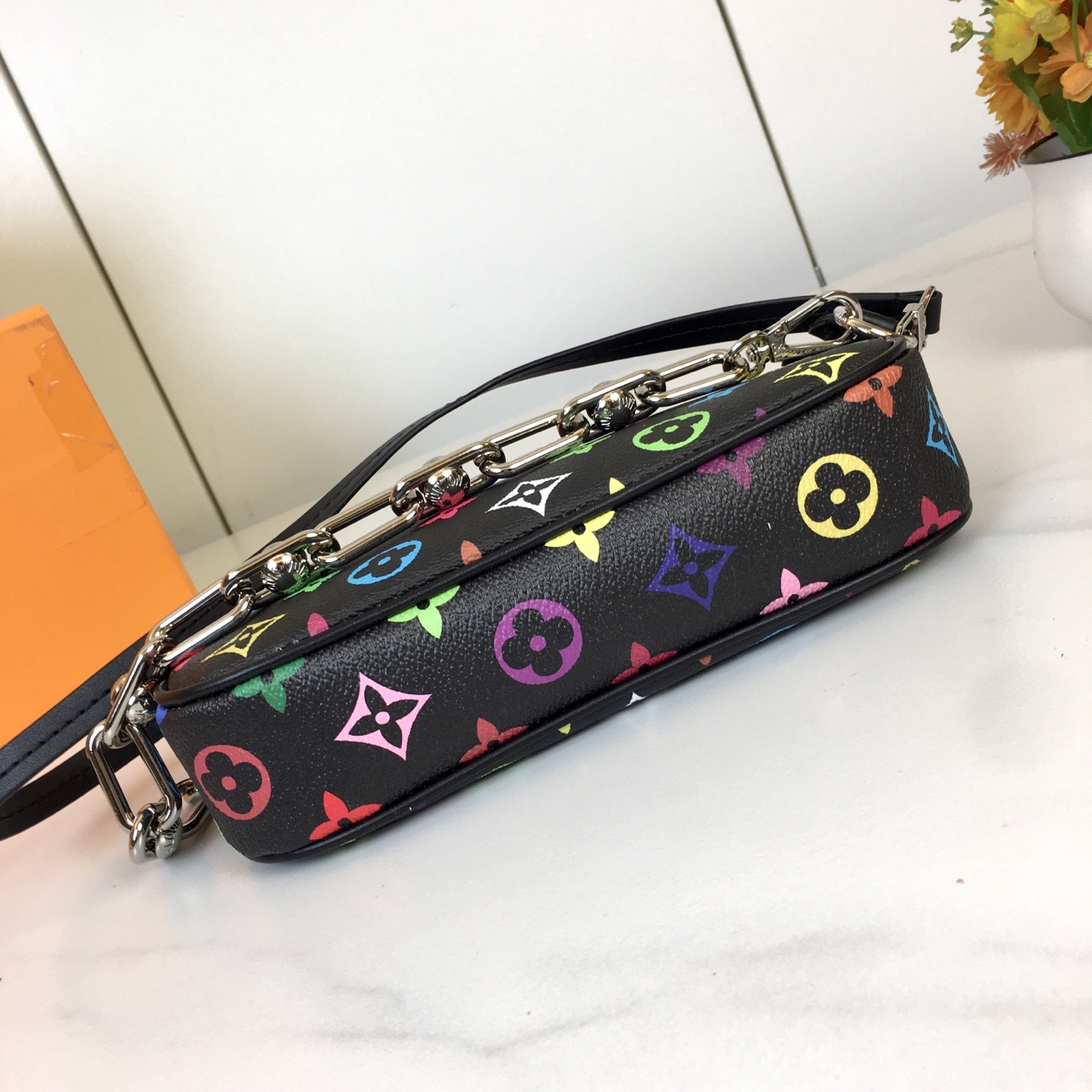 ,M13663，M13404 ，黑彩 白彩 本款 Pochette Accessoires 手袋取材涂层
