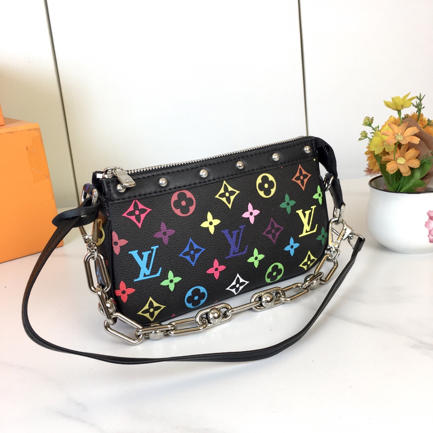 ,M13663，M13404 ，黑彩 白彩 本款 Pochette Accessoires 手袋取材涂层