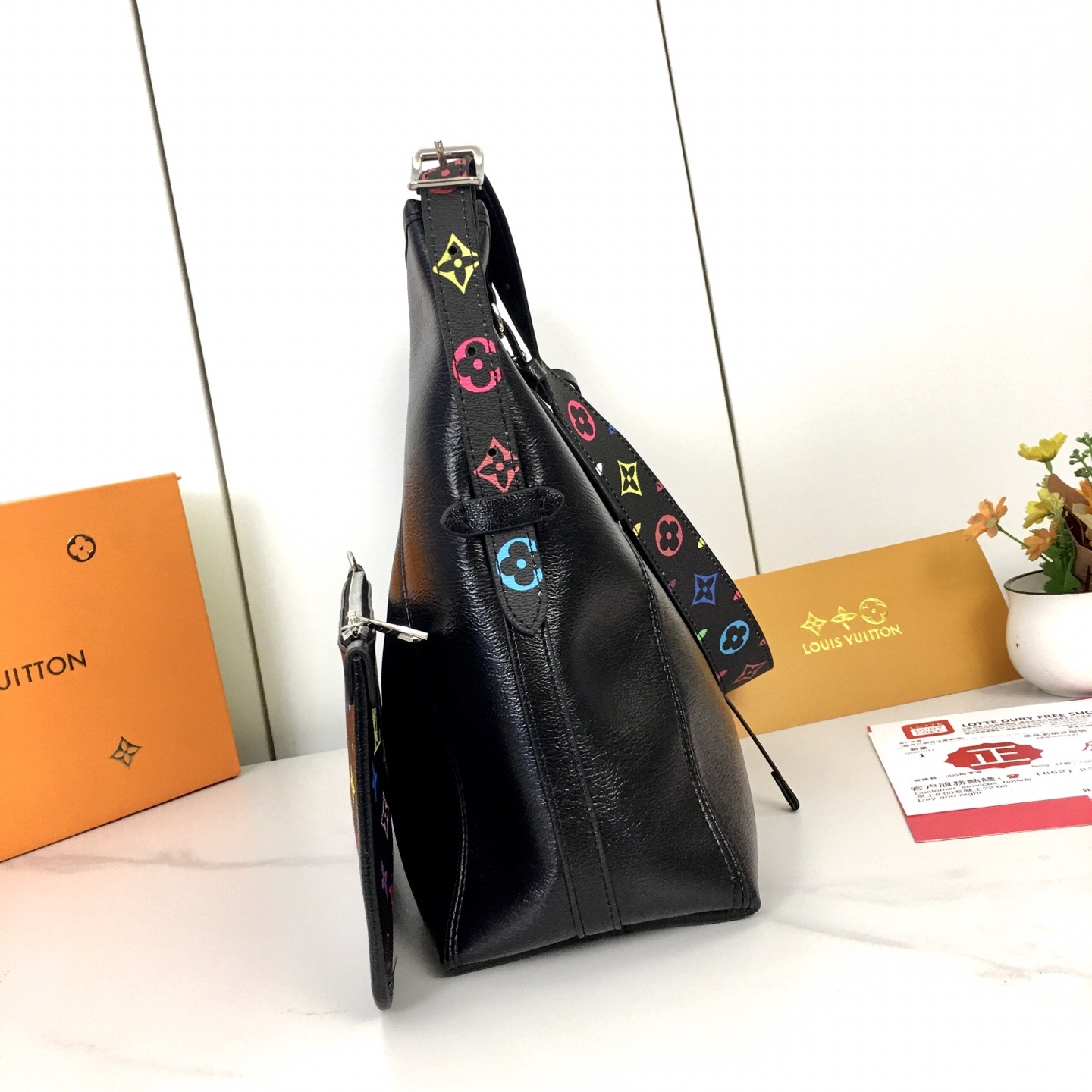 ,M13105,大号 路易威登推出崭新 CarryAll 中号手袋,以 Monogram 帆布和皮革饰边
