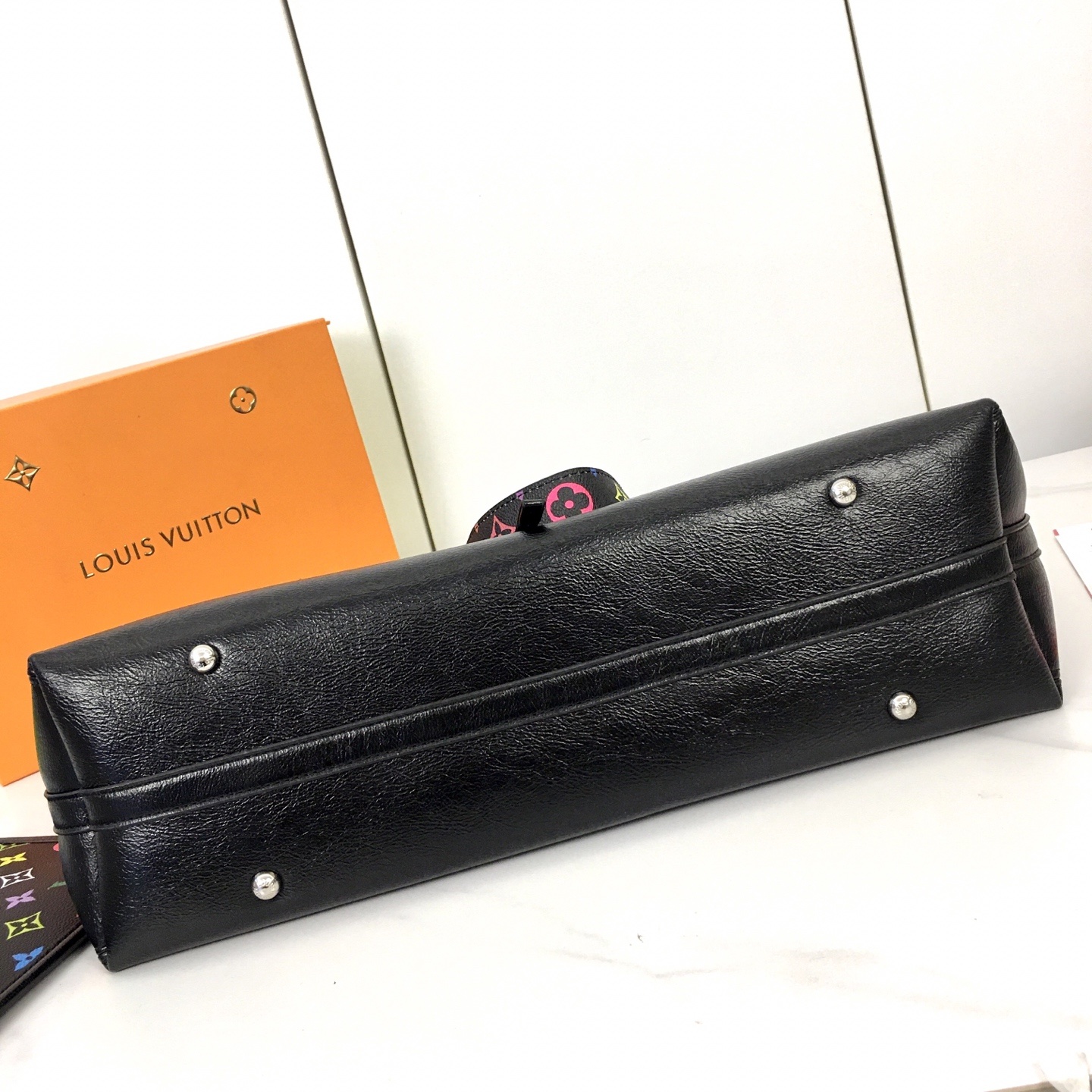 ,M13105,大号 路易威登推出崭新 CarryAll 中号手袋,以 Monogram 帆布和皮革饰边