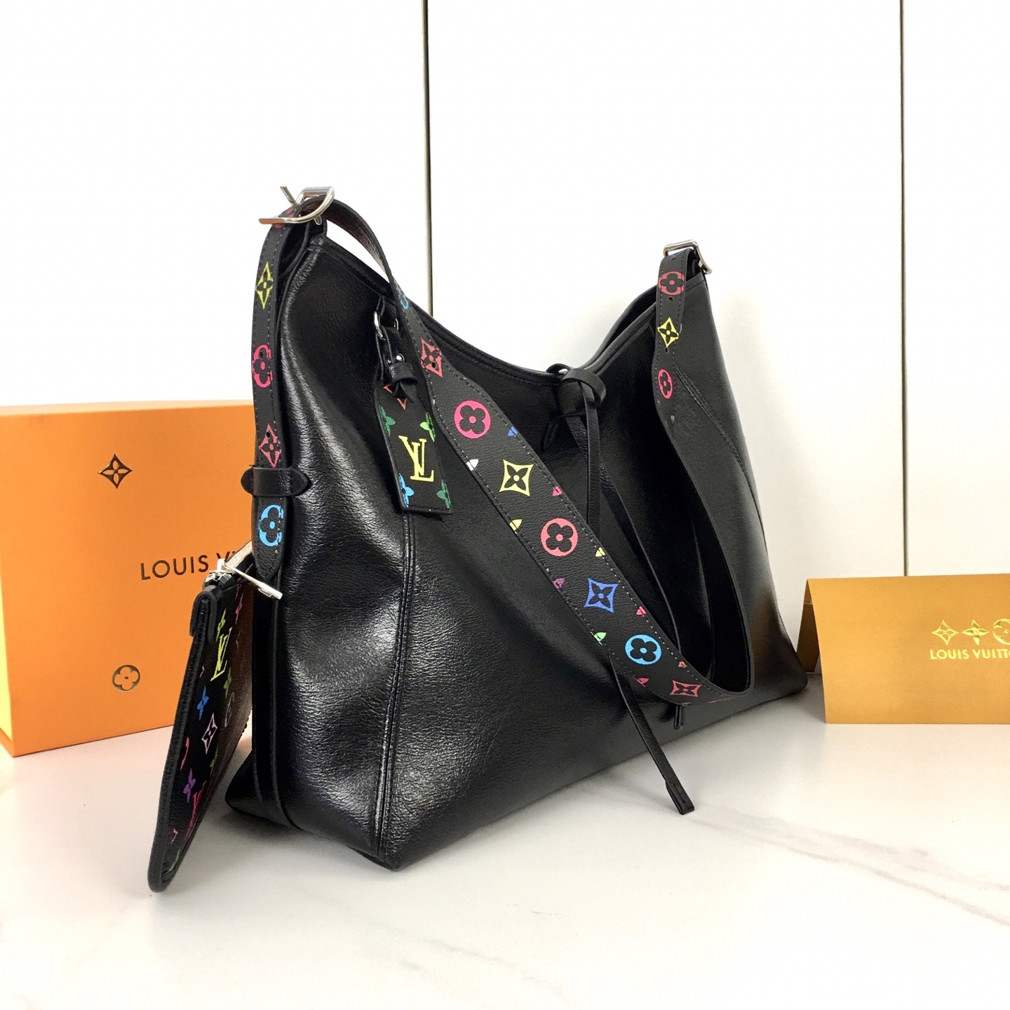 ,M13105,大号 路易威登推出崭新 CarryAll 中号手袋,以 Monogram 帆布和皮革饰边