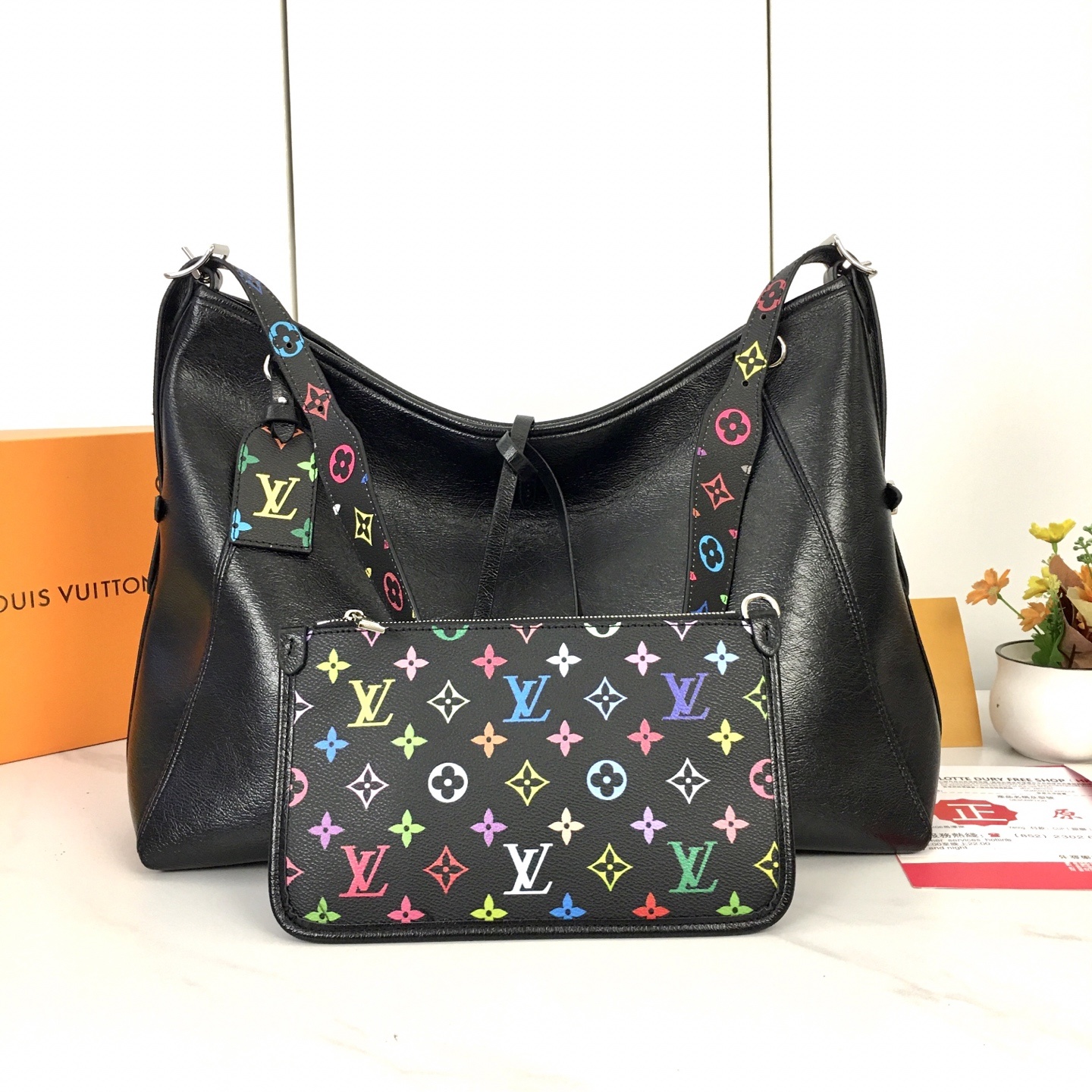 ,M13105,大号 路易威登推出崭新 CarryAll 中号手袋,以 Monogram 帆布和皮革饰边