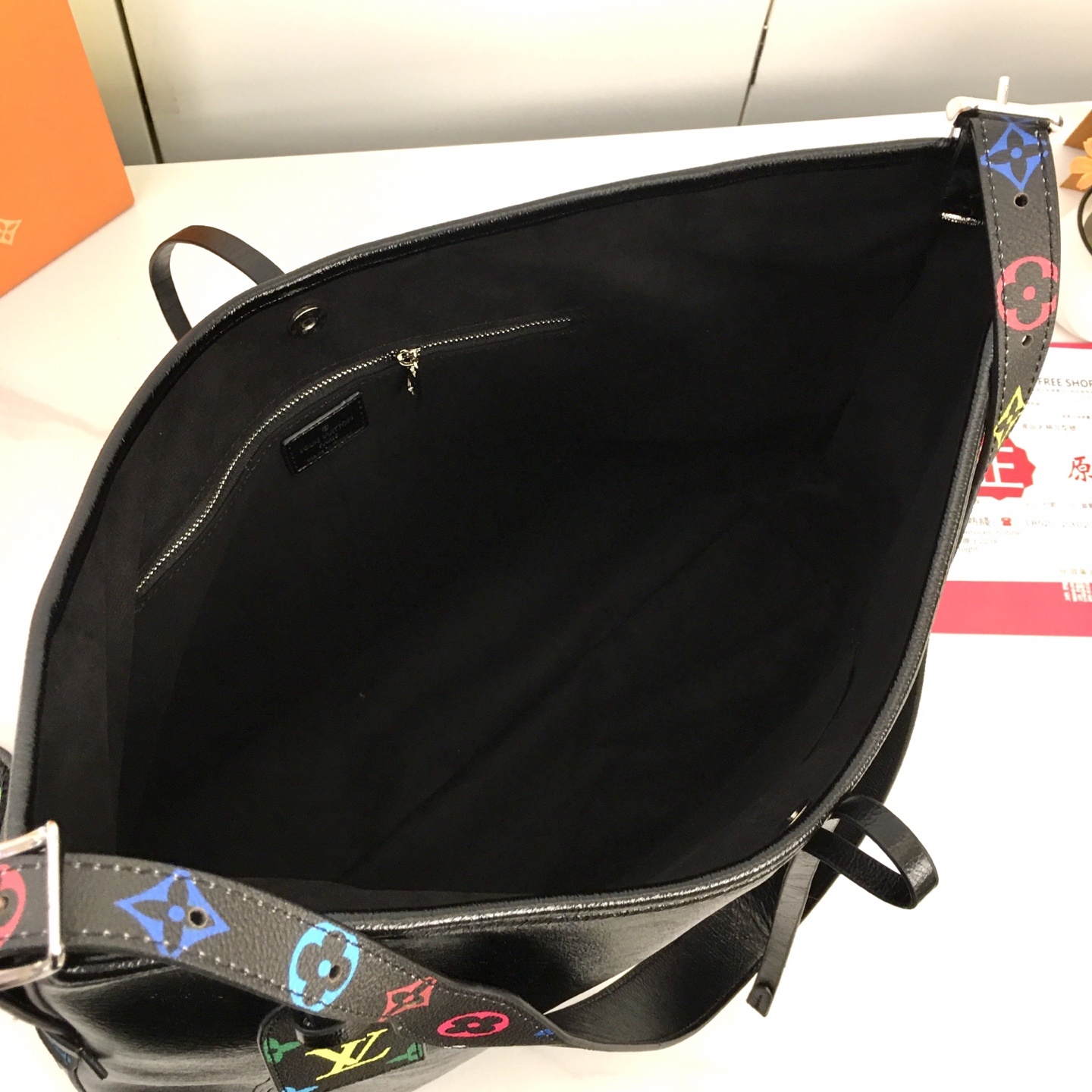,M13105,大号 路易威登推出崭新 CarryAll 中号手袋,以 Monogram 帆布和皮革饰边