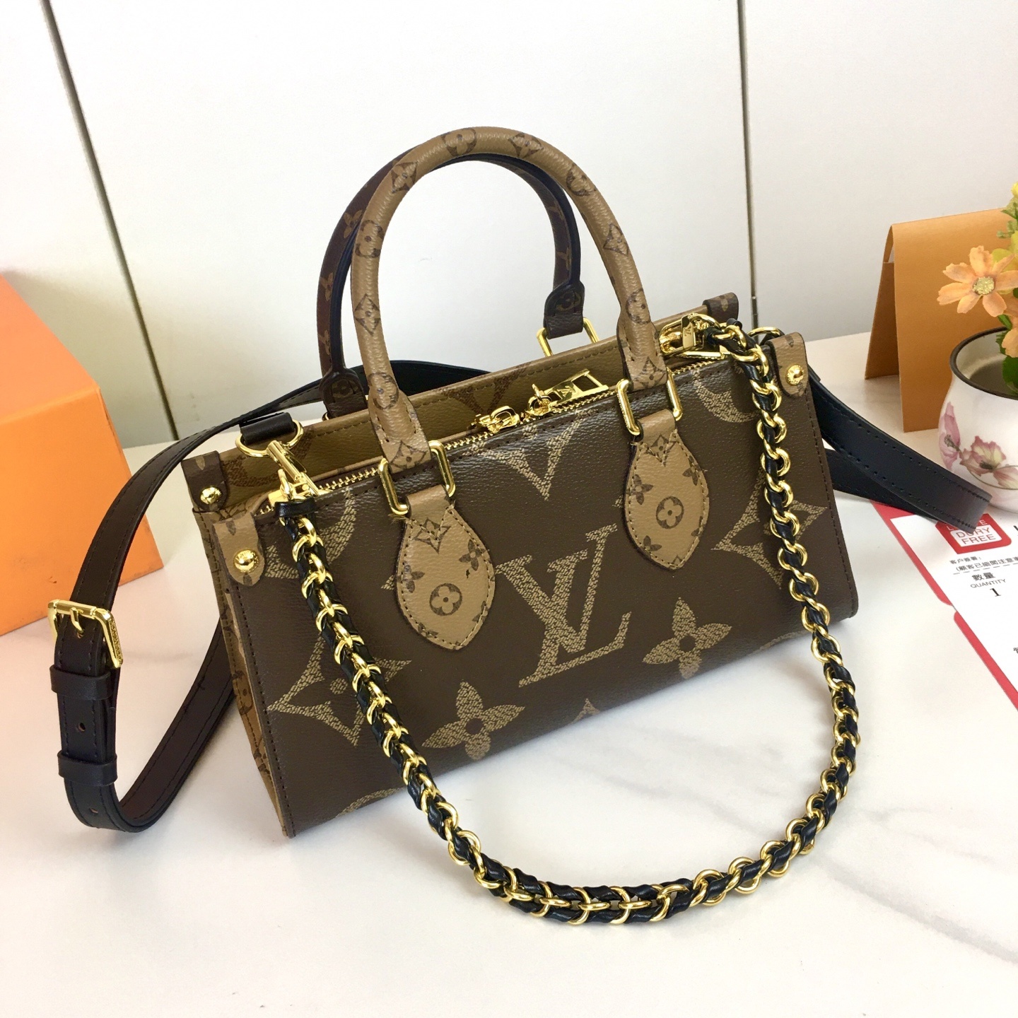 ,原版 M14236 M14213 M46653 本款 OnTheGo East West 手袋以涂层帆