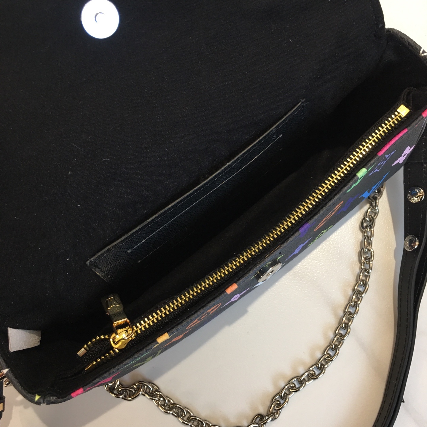 ,M81911  Wallet On Chain Ivy 手袋取材 Monogram 帆布,灵感源自 2