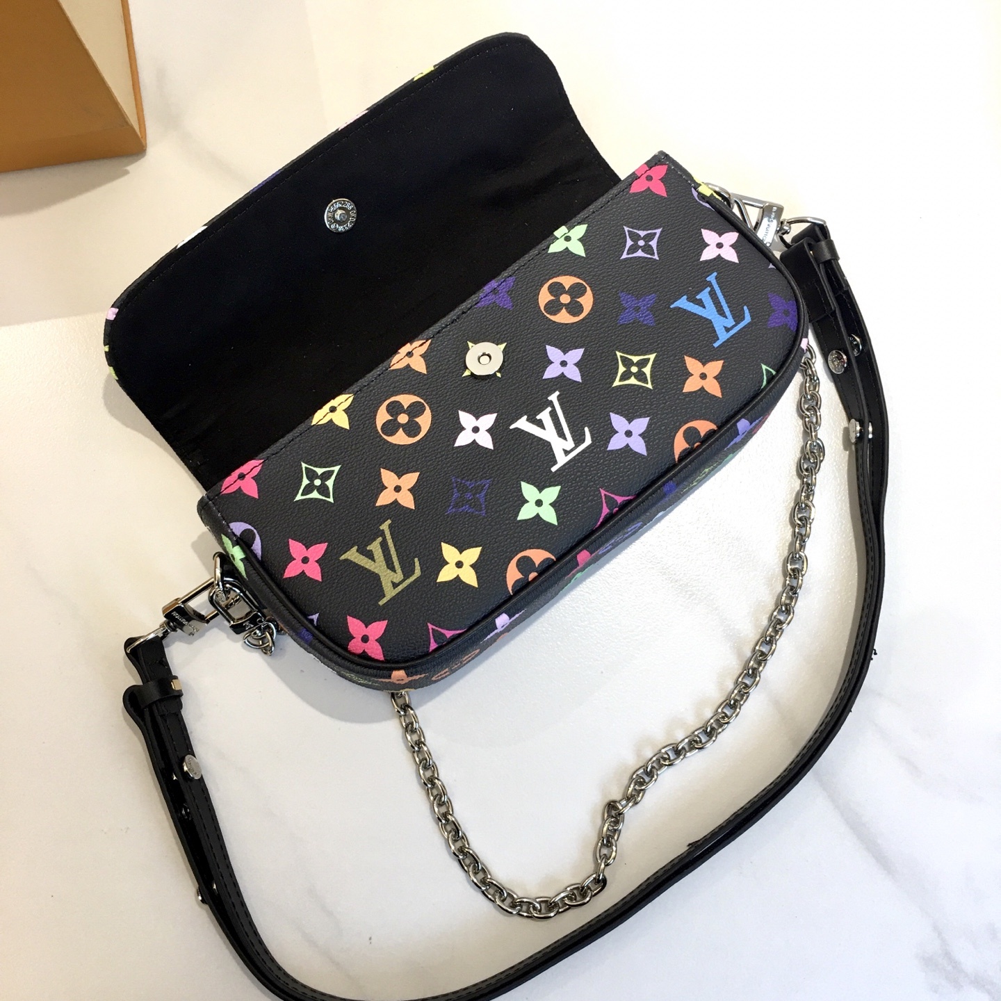 ,M81911  Wallet On Chain Ivy 手袋取材 Monogram 帆布,灵感源自 2