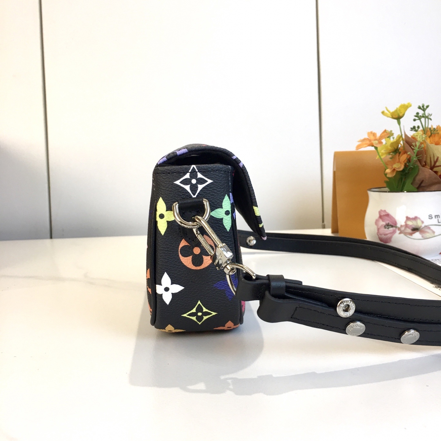 ,M81911  Wallet On Chain Ivy 手袋取材 Monogram 帆布,灵感源自 2