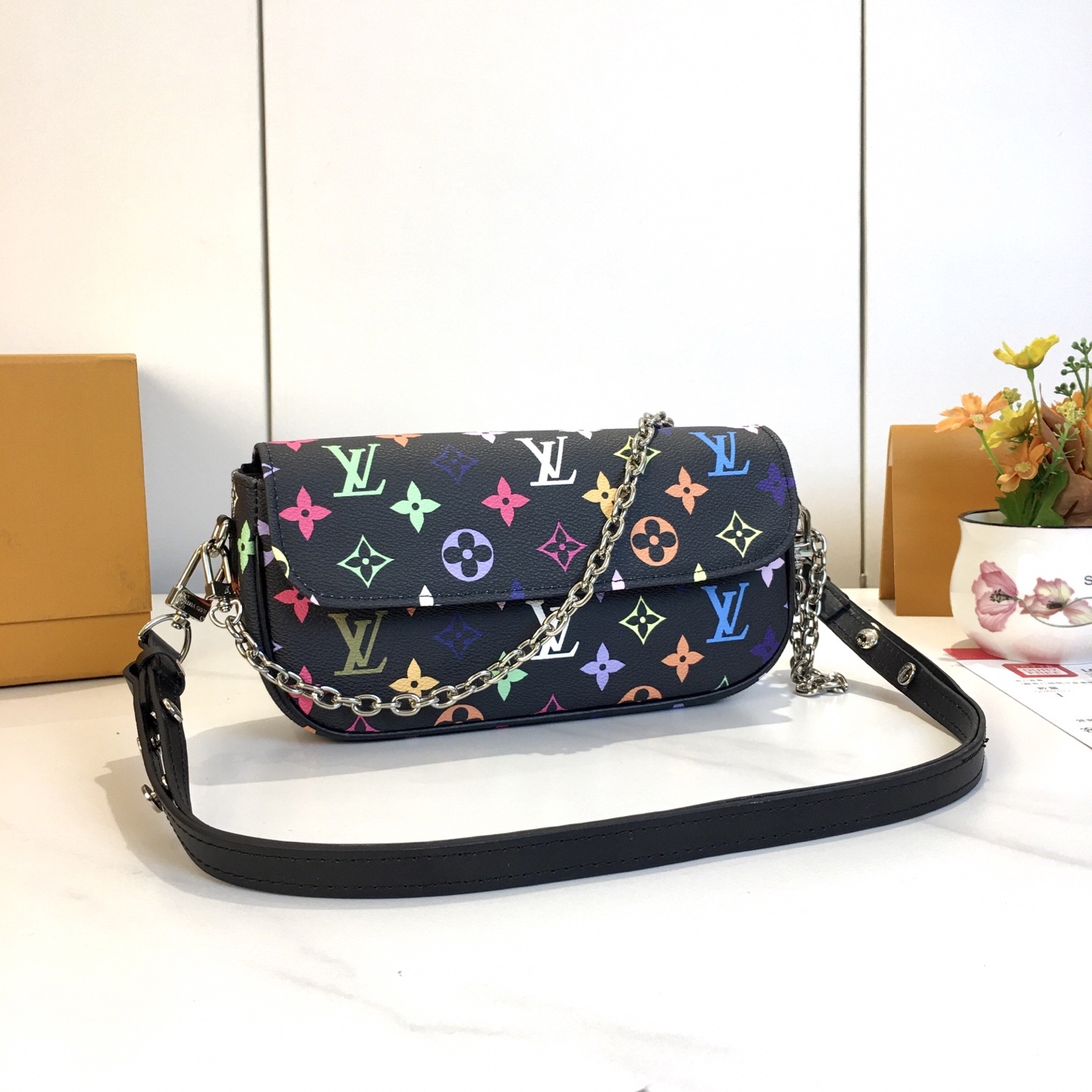 ,M81911  Wallet On Chain Ivy 手袋取材 Monogram 帆布,灵感源自 2